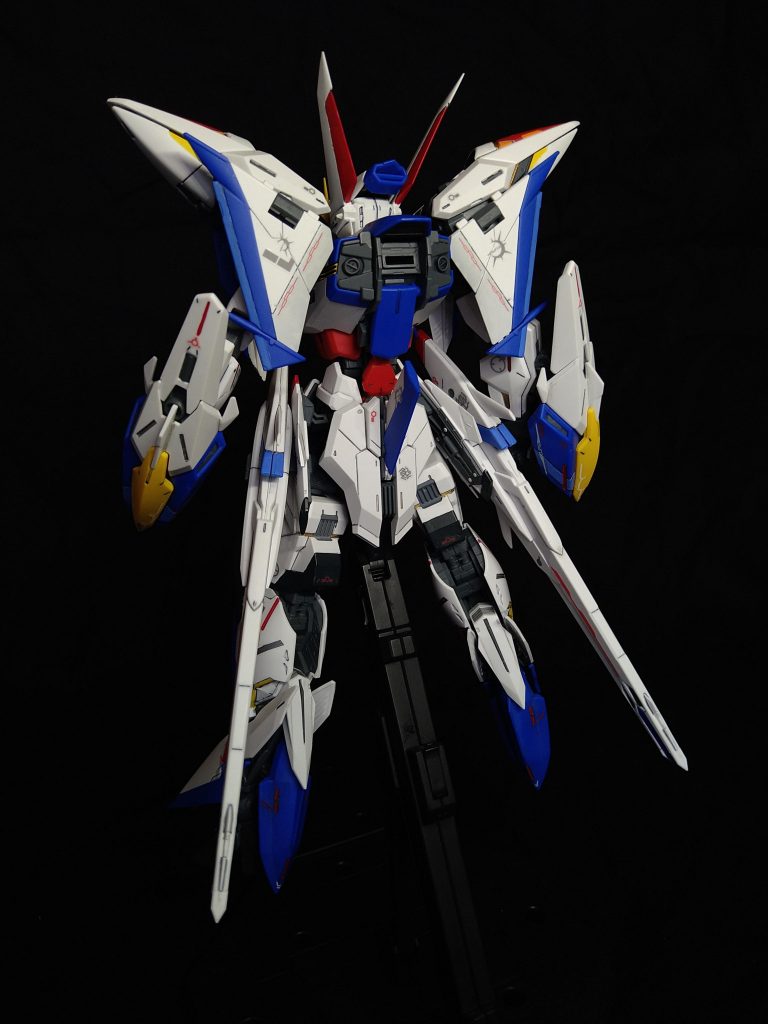 背面背面は何といっても腰の赤色パーツの改修による腰部の関節補強に時間がかかりました。あれこれ試してバックパック類を付けても反らないようになった時は興奮のあまりに加工方法を勢いで投稿してしまうぐらい浮かれました( ´∀` )