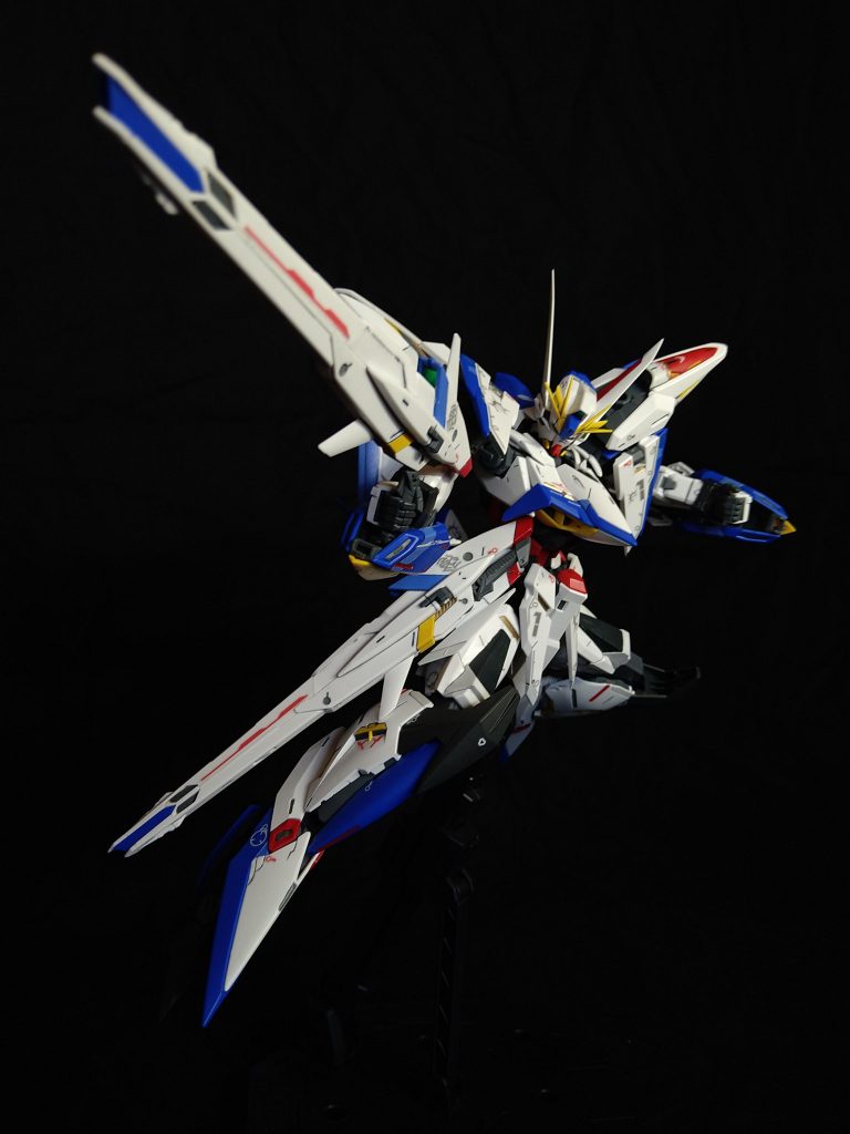 ライフル装備エクリプスは持ち手の保持力に難ありで、付属のハンドパーツでは持たせづらく、ほかのSEED系のハンドパーツで代用しました