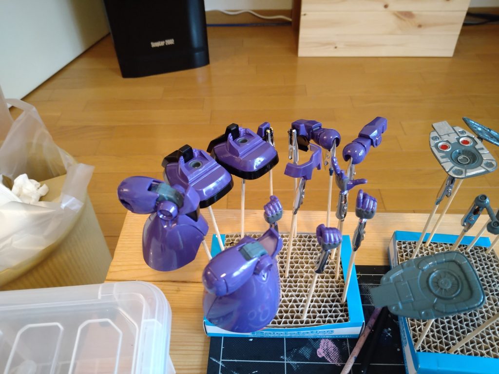 色別に分けてベースとなる濃い色を塗ります