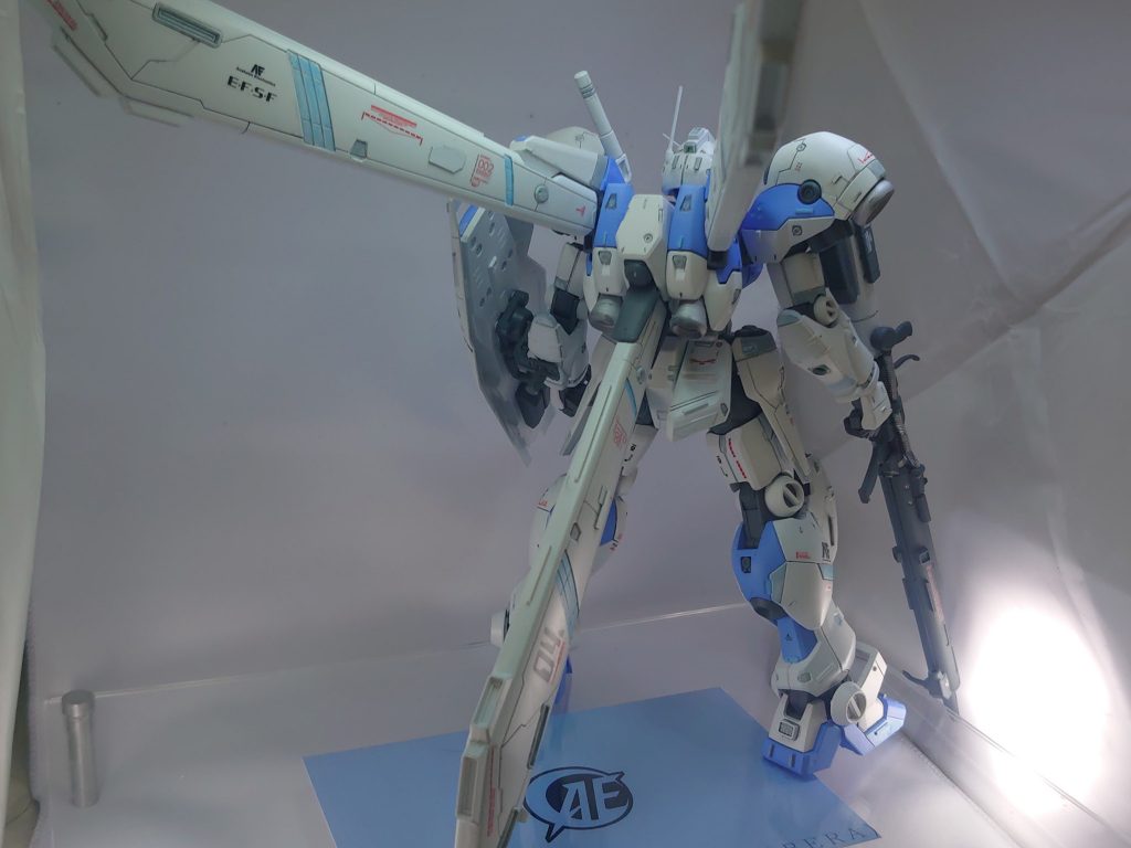 背面配色は基本色よりもかなりパステルカラーに変えて「ロールアウト直後の試験機」といった感じの繊細さを際立たせました。