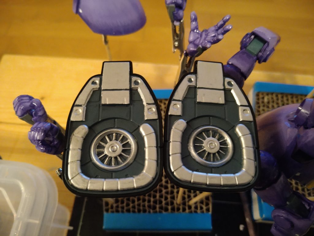 足裏はグレーとシルバーに塗り分けました