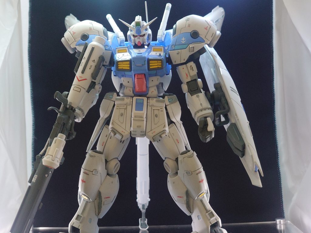 正面本体加工は首の0,6ミリ延長のみ。体格は元キットが好みだった為特別いじった所はありません。ディテールアップとしてはスジ彫りとプラ板、プラ棒のちょい付けデカール貼りMSG等のディテールアップパーツの取り付けアンテナを真鍮線に変更などを行いました。