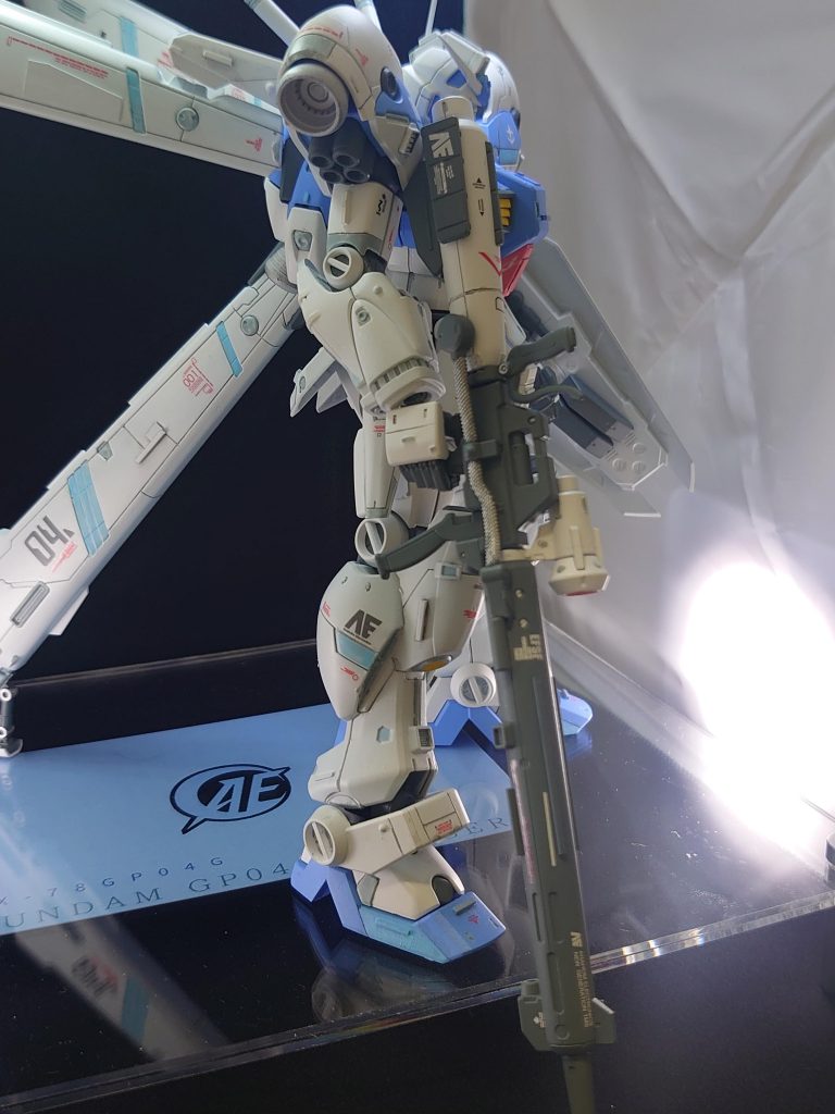 ロングライフルは全体のフォルムを崩さないよう横長のプラ棒とデカールでディテールアップ。丸モールドやパイプをシルバーで部分塗装し、グレーの本体のアクセントにしました。