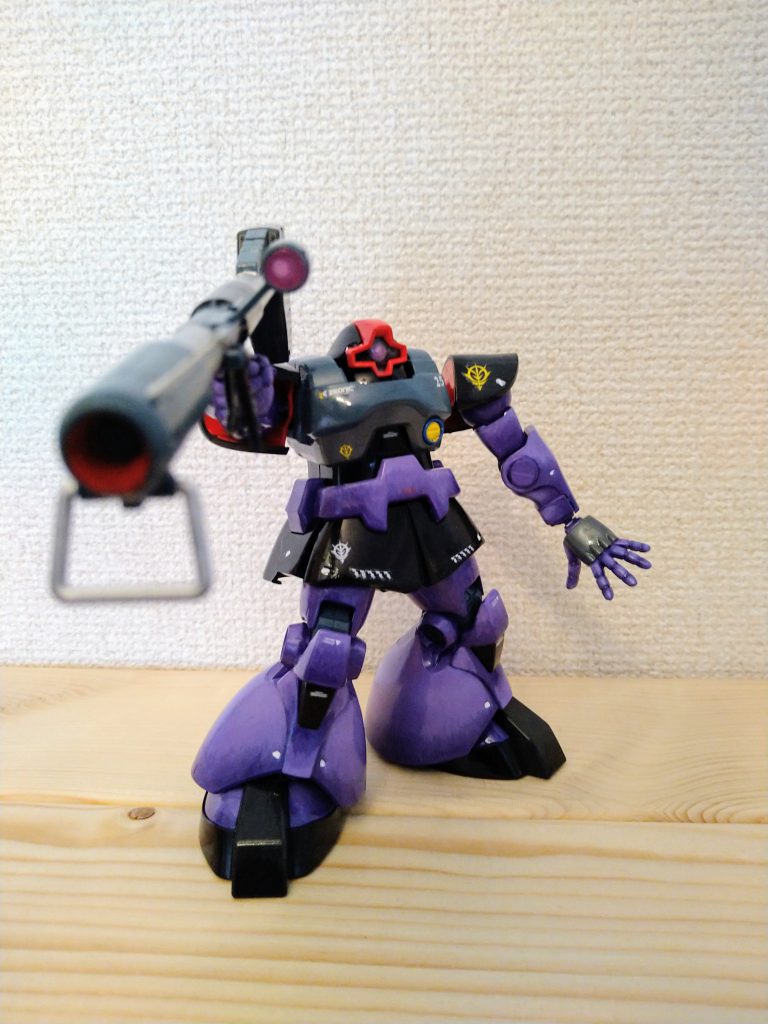 ドムのバズーカーは重くて支えるのが大変です。。