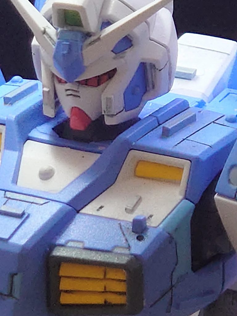 顔部分は頬を若干削り、脇にスジ彫りを追加。そのままの状態だとヘルメットをかぶっているようなもっさりした感じがしましたが、だいぶスッキリしてメリハリがついたと思います。