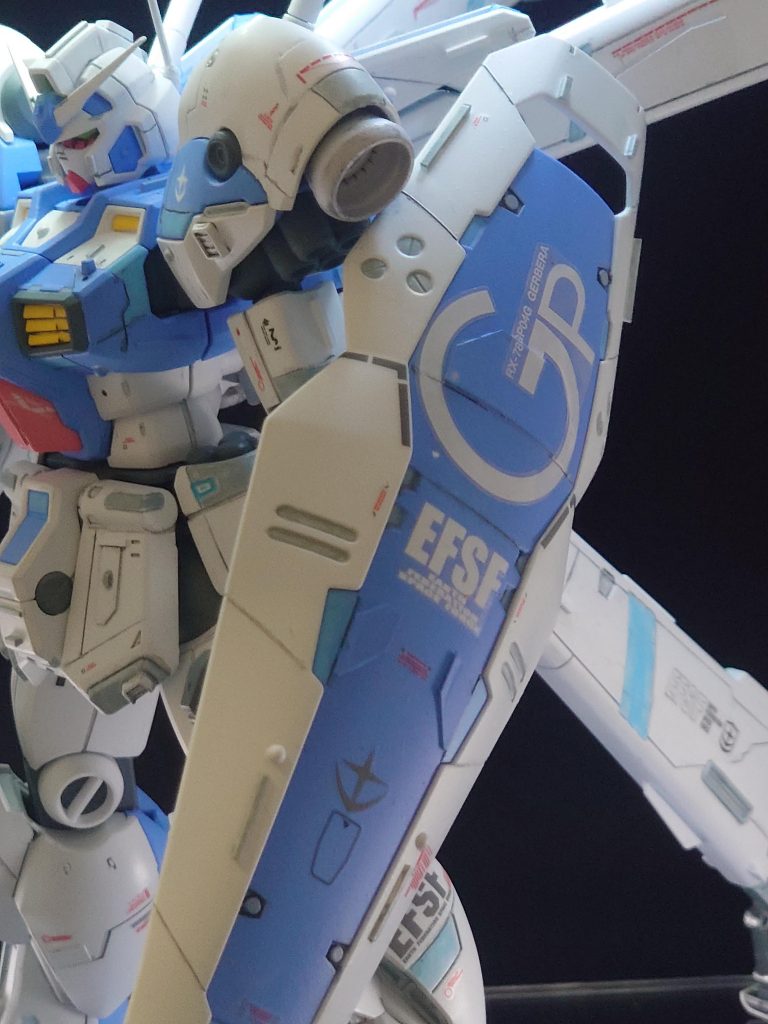 加工の自由度が高かったパーツであるシールド。こちらはスジ彫りとプラ板によって面に凹凸を強調。反対のロングライフルとのバランスがとれるよう武装感がより強めになるよう加工しました。