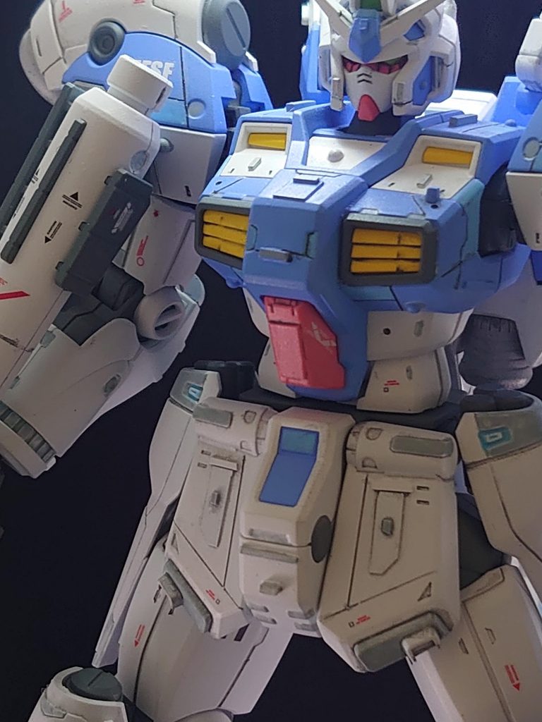 今回のこだわりポイントである胴体部分。無加工時のおもちゃ感が凄かったのでここはとにかくスジ彫りをメインにメカニカルに。ハッチやセンサーをイメージしてプラ板とプラ棒を貼りつけました。フロントスカートがうまくいって結構気に入ってます。