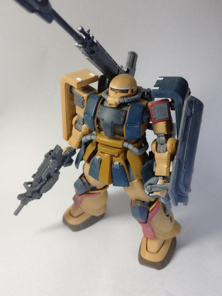 ハーフキャノンに色々と追加した状態です。こちらの方がつぎはぎ感があって面白かったですね。最初は手持ちの盾もあったのですが、パーツ同士の接触が怖かったので諦める事に(笑)