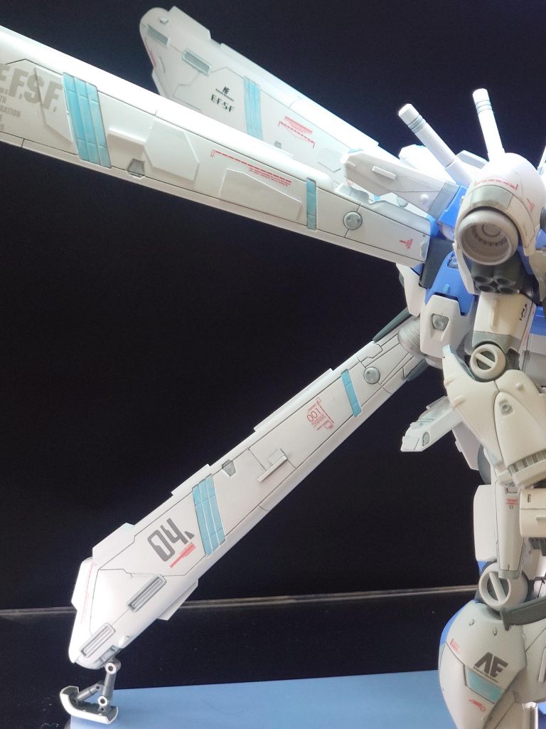 タンクの部分もかなりのっぺりしていて加工の自由度が高かったので、「レーシングカーのスポンサーロゴの雰囲気」をイメージしながらAE、E.F.S.Fなどのロゴデカールと広目のプラ板を貼り付け本体部分とのディテールのバランスをとりました。