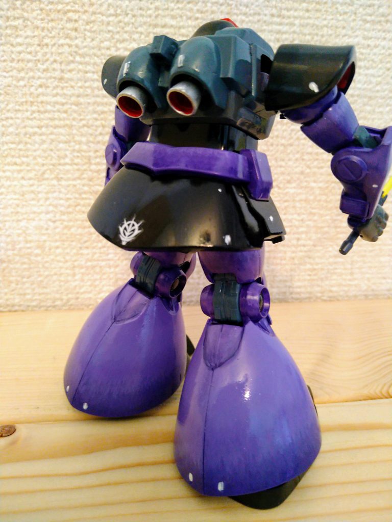 バーニアはシルバーとレッドに、スカートにもジオンデカールを貼りました。