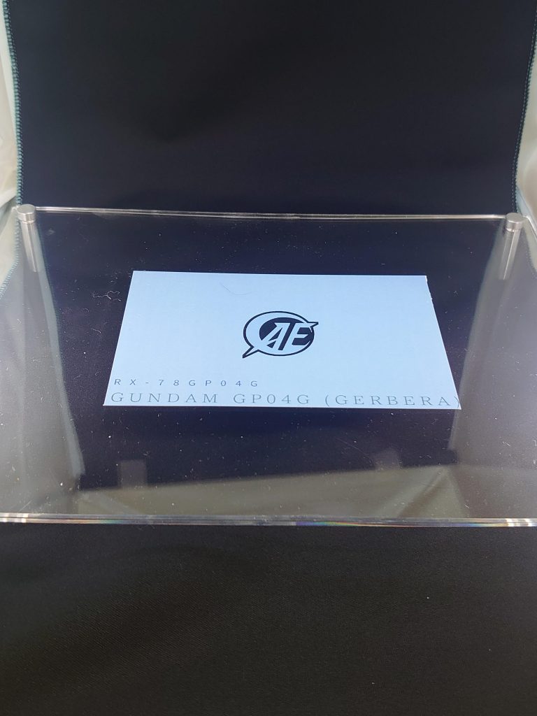 今回の新たな試み、展示用台座を作成しました。といってもホビーベースから発売されているものに自作の画像を印刷して挟んだだけですが。以前ボークスさんでの展示をみた際に同じように台座を追加して展示されている方を見て、参考にしました。