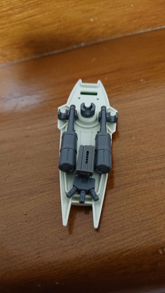 耐ビームシールドダガーLが使用する標準型のシールド。カラーリングを本機仕様に変更されている以外にもシールド裏に突撃散弾砲の予備弾倉、スモークディスチャージャー、250mmシュトゥルムファウストが装備されている。バックパックの可動式アームに装備されているのでフレキシブルな運用が可能となっている。