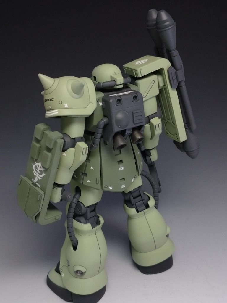 スカート部分のウェポンラック(？)周辺が寂しかったのでデカールを貼ってみました。またバックパックも同様に寂しかったのでディテールアップしてます。