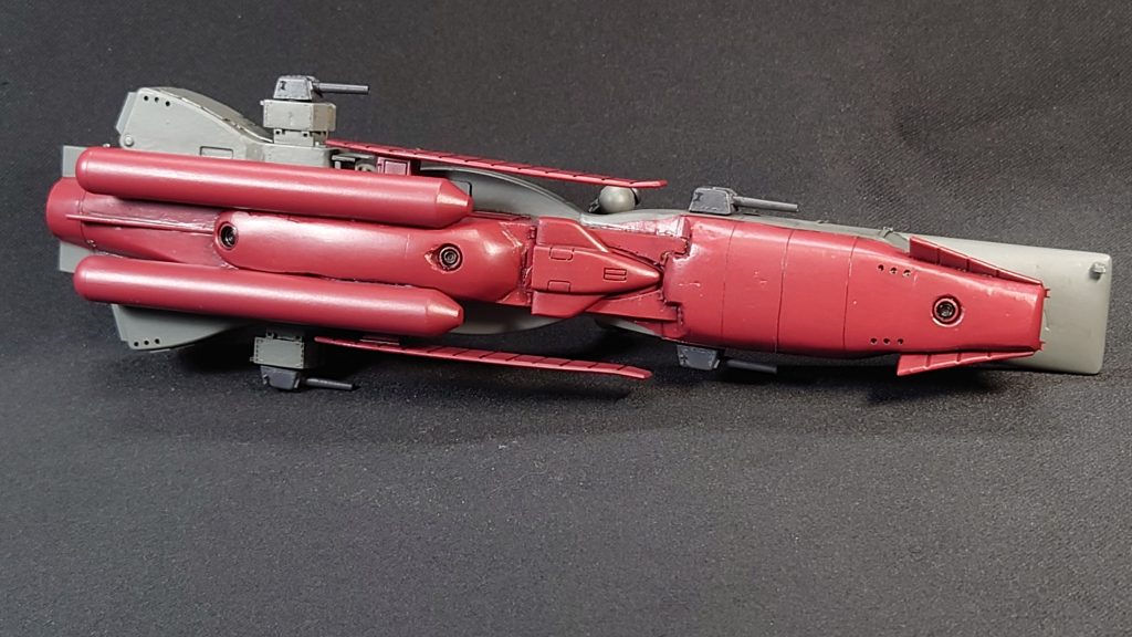 艦底はさらに特徴的である。連絡艇(本来は大気圏突入艇)の搭載位置を変更して、MS格納庫の空間を拡張している。長時間稼働のための大型増槽が取り付けられているが、この増槽も強化外殻の実験で継ぎ目がほぼない。放熱板は艦体から離れた位置に変更されて、一応艦体増槽の保護の役割もある。3機のスラスターは高重力下航行を想定しているが、実際には高機動用として使用されている。スペック上ロングランは、重力圏内からブースター無しでも大気圏離脱が可能だが、活動圏内に地球は含まれてはいないので、試す機会がない。