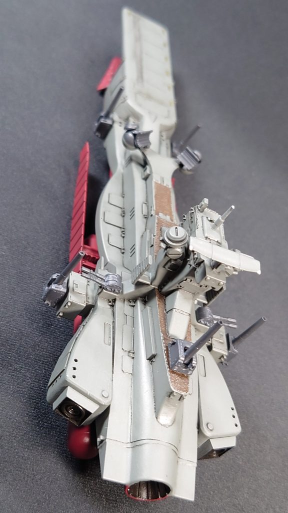 サラミス改のもう一つの特徴でもある３連エンジンは、通常艦とは違い外観は急造の様に見える。しかし、これは試験運用中の新型エンジンを搭載したためであり、通常艦ならばメインエンジンをサブエンジンで挟む形状をしているが、ロングランはメインエンジンが３連になっている。さらに左右のエンジンに角度をつけてあり、出力を変えることでスライド(ドリフト)航行が可能。対艦戦、回避運動のバリエーションが多い。