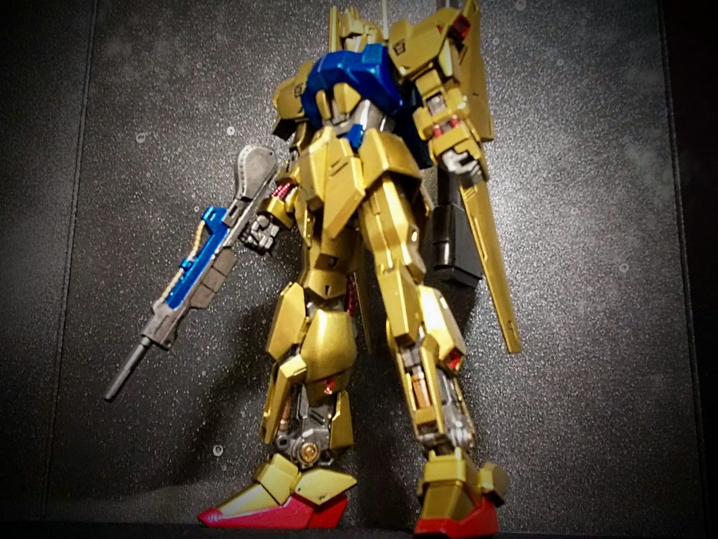 ゴールドはスプレー塗料ですが、他は筆塗りです。完成されたプロポーションなのでとにかくカッコいいです。