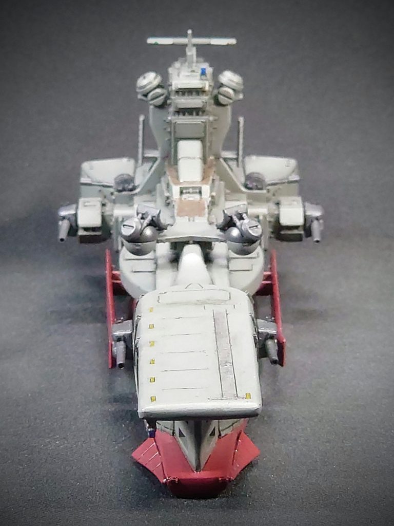 サラミス改の特徴でもあるMS格納庫は、通常艦とは違い拡張して搭載数が増えている。そのため外観は曲線を帯びているが、同時に装甲面での強化も兼ねている。