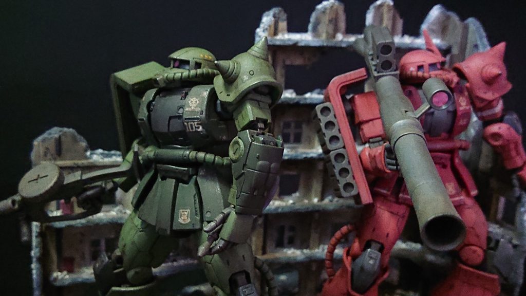 もう少し簡単にジオラマを製作する予定でしたが、ウェザリングしたザクとのバランスを取るためにビルやベースを作り込むことになってしまいました。