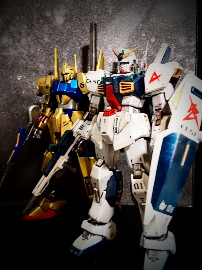 今回が初投稿ですが、ゼットコンの為に積みプラからまずは2体を作ったので、もう一体の百式と並べてみました。