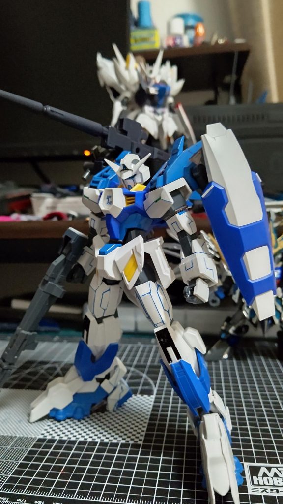 始めは肩を変更し、足パーツを肉付けしたのですが、何か長靴を履いてるように見えたので思いきって全身を見直すことにしました。