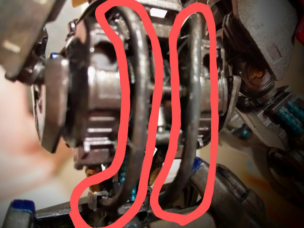 プチ改造で、両胸から肩、背中を通して腰までビニルパイプを取付けました。