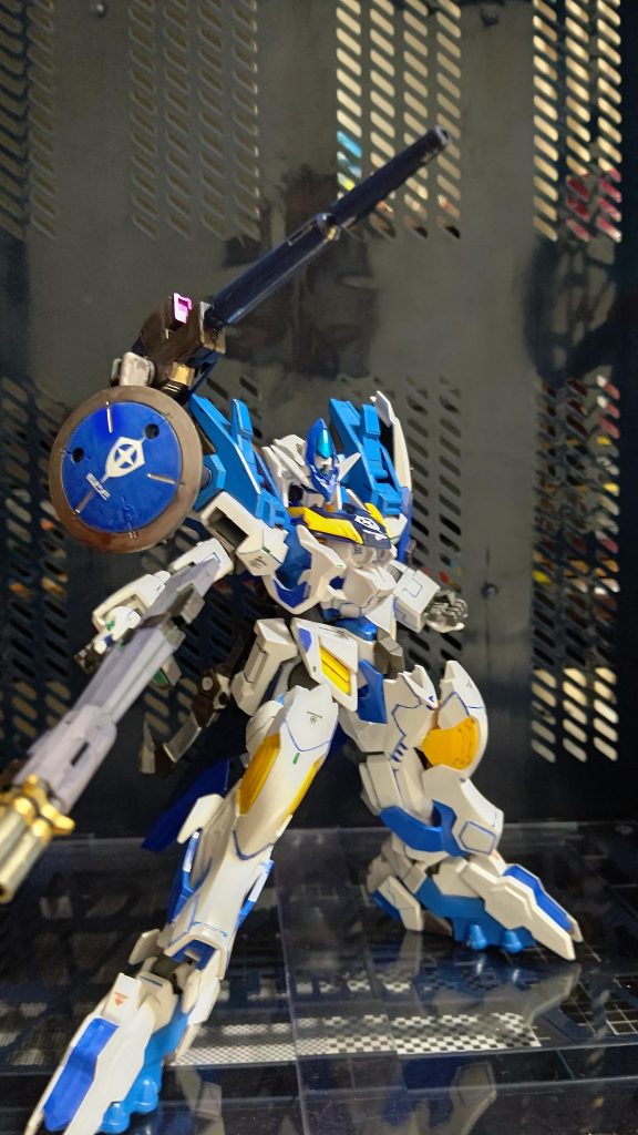 向かって左肩にはヴィートルーウェポンのビームキャノン、シールドはリーオーを参考にし