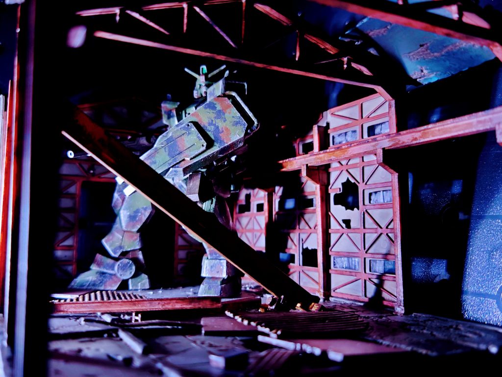 ベースのコンクリートは墨入れでお手軽でしたが、鉄骨、サビ、外壁、と手直ししていると、何か足りないと思う。そう窓だよな、となって空の窓にガラスを入れました。