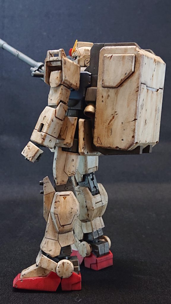 ダメージ加工はリューターを使って行いました。ダメージ加工した部分には銀色を塗って、金属が露出している感じを表現しています。