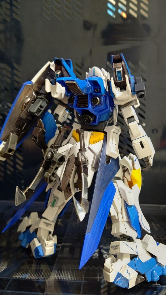 背面になります。肩パーツ裏はビルダーズパーツやルプスパーツで作成し、バックアーマーにはスラスターの追加ということでルプスのバックパックをそのまま貼り付けました。3ミリ穴もありますのであるダガーをここに装備させてます。サイドアーマーのスタビライザーはジャスティスウェポンのマントパーツを使用しました。