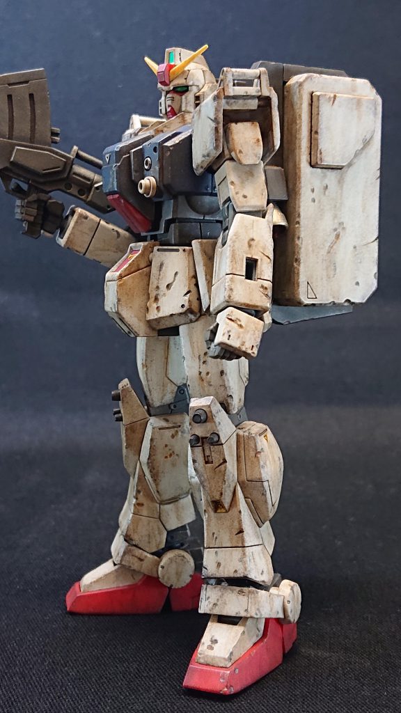 ウェザリングは、ブラック系、ブラウン系などのウェザリングカラーを数層重ねてから、ブラック系の水性塗料でチッピングをしています。胴体や武器などにはシルバーでドライブラシも施しています。