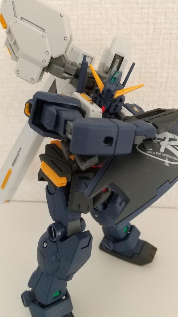 センサー部分のシールをガンダムマーカーのメタグリーンを使ったり、シルバーの差し色を入れたりして、少しだけ部分塗装をしました。