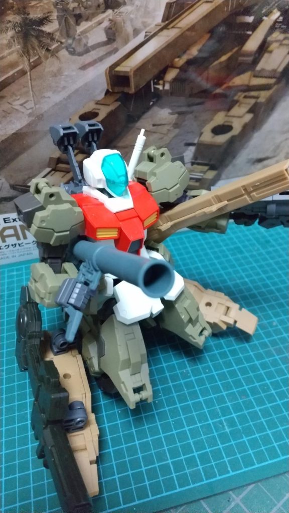 あくまで代案ですが、主砲を脇の下に移動することも出来ます。「HGBC:ガンプラバトルアームアームズ」のジョイントパーツのおかげで、武器類を自由に接続出来ましたが、30MMだけでミキシングしている方々はどうやって接続しているんでしょうか?オプションパックに大量にジョイントパーツが含まれてたりするんですかね。