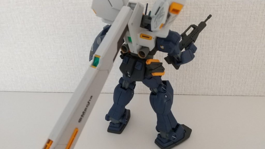 バックショットが映える機体です。古めのキットなので、合わせ目がすごい量あります。