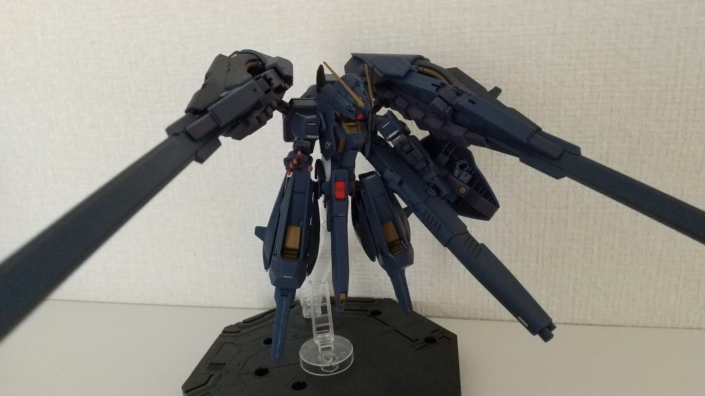 イエロー部分はガンダムマーカーのゴールドを使いましたが、ちょっと暗くなっちゃったかなーと思う。でも、ガンマカは便利。シール部分もほとんどガンマカでカバーしました。