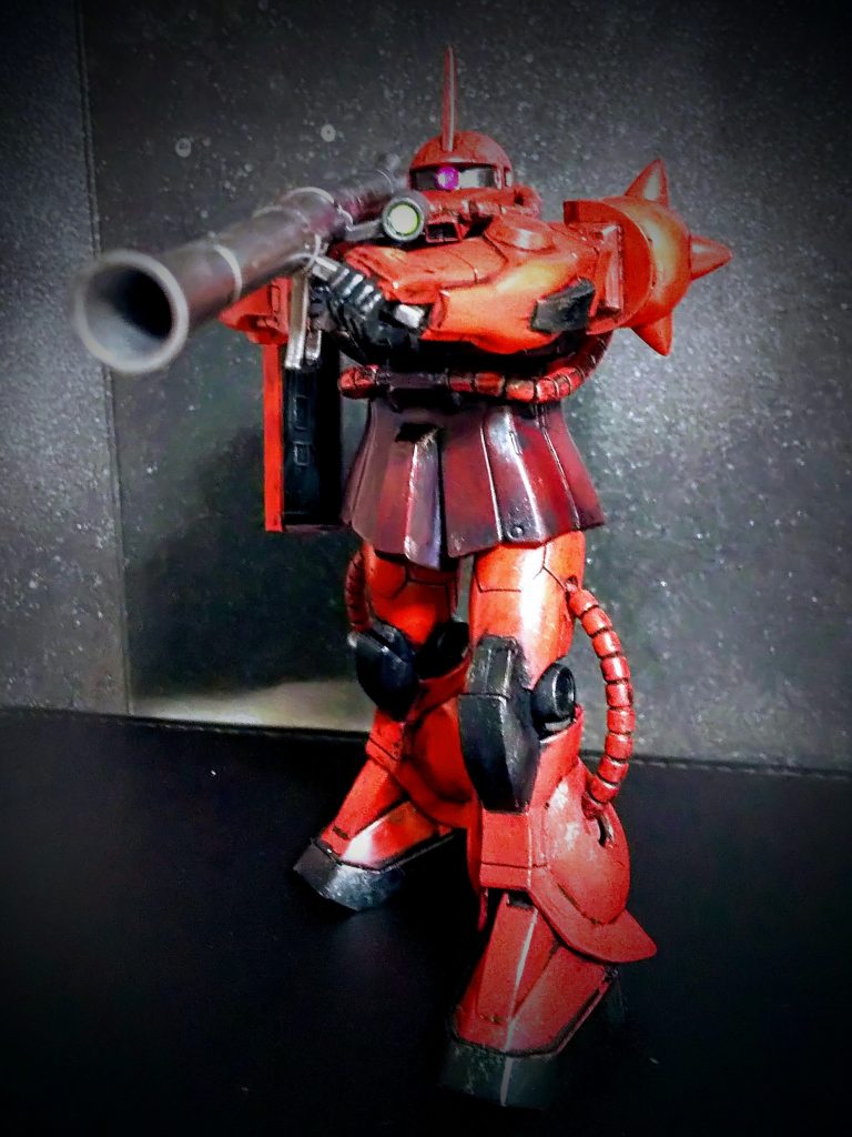 関節の可動域は良くないですが、武器の両手持ちは可能です。