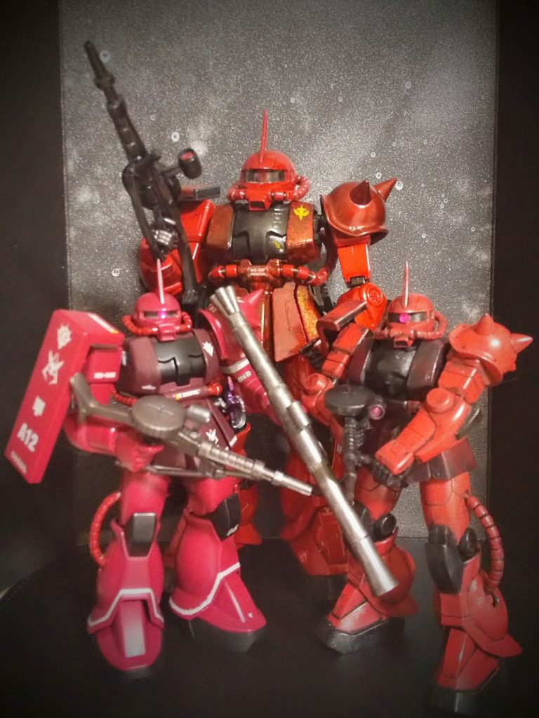 我が家のシャア専用ザクを並べてみました。HGUC,FGとのスケールの違いでMGは迫力がありますね。