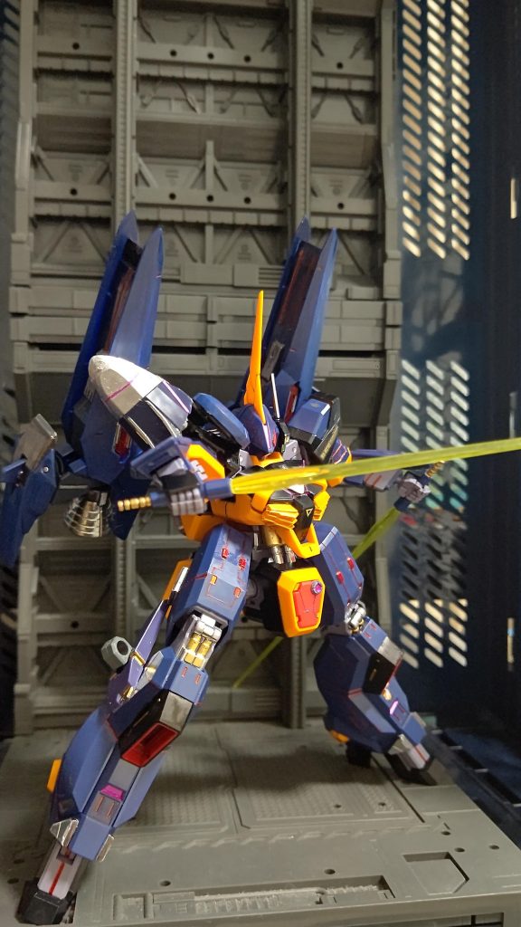 もう一つの標準装備、ビーム・サーベルです。キットにはマウントできないので両足にマウントできるようプチ改造しました。ポージングは大好きな二刀流です。