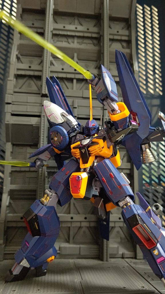 サーベルを振り下ろすようなポージング！...ですが斬り上げにも見えますね。