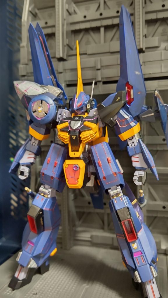 武器無し正面です。プラパンやビルダーズパーツてディテール追加し、胸のダクトはバルバトスルプスから向かって左肩はハイゼンスレイ・ラーⅡを使用、レドームのようなパーツはテルティウムウェポンのロングライフルから拝借しました。頭トンガリもシャープ化してます。両足のビーム・サーベルマウントのためAGEⅡマグナムのフロントアーマーを貼り付け空いている接続穴にジャンクのポリキャップを使用しました。