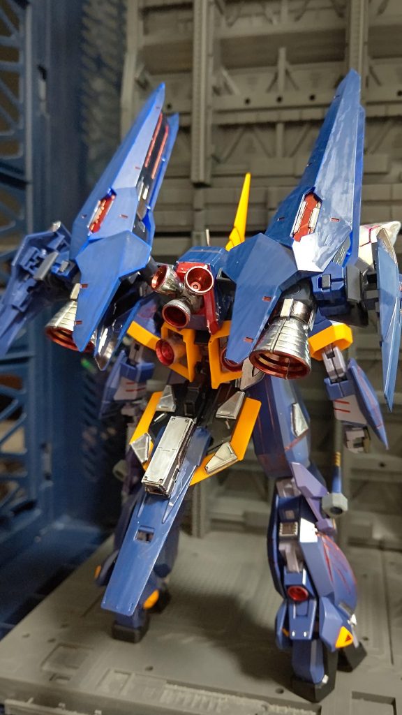 武器無しバックです。テルティウムガンダムのバックパックを追加し、テルティウムウェポンのヒュージブースターを取り付けました。塗装はガンダムマーカーのティターンズブルーを使用しましたがムラが出てますね(￣▽￣;)バーニアは色々外側をメッキシルバー、内側をロイヤルメタレッドで塗装してます。