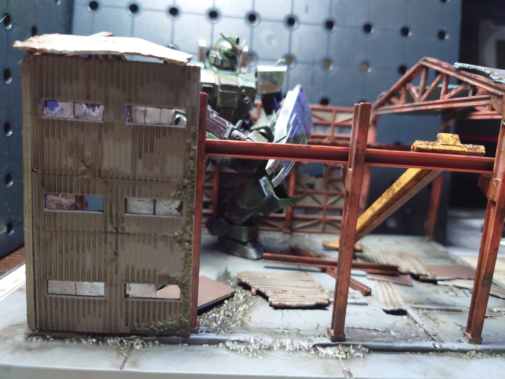ジオラマと言っても、あくまで撮影用のベースとして作っているので、屋根トタンや屋根トラスは外せます。柱と外壁は固定です。