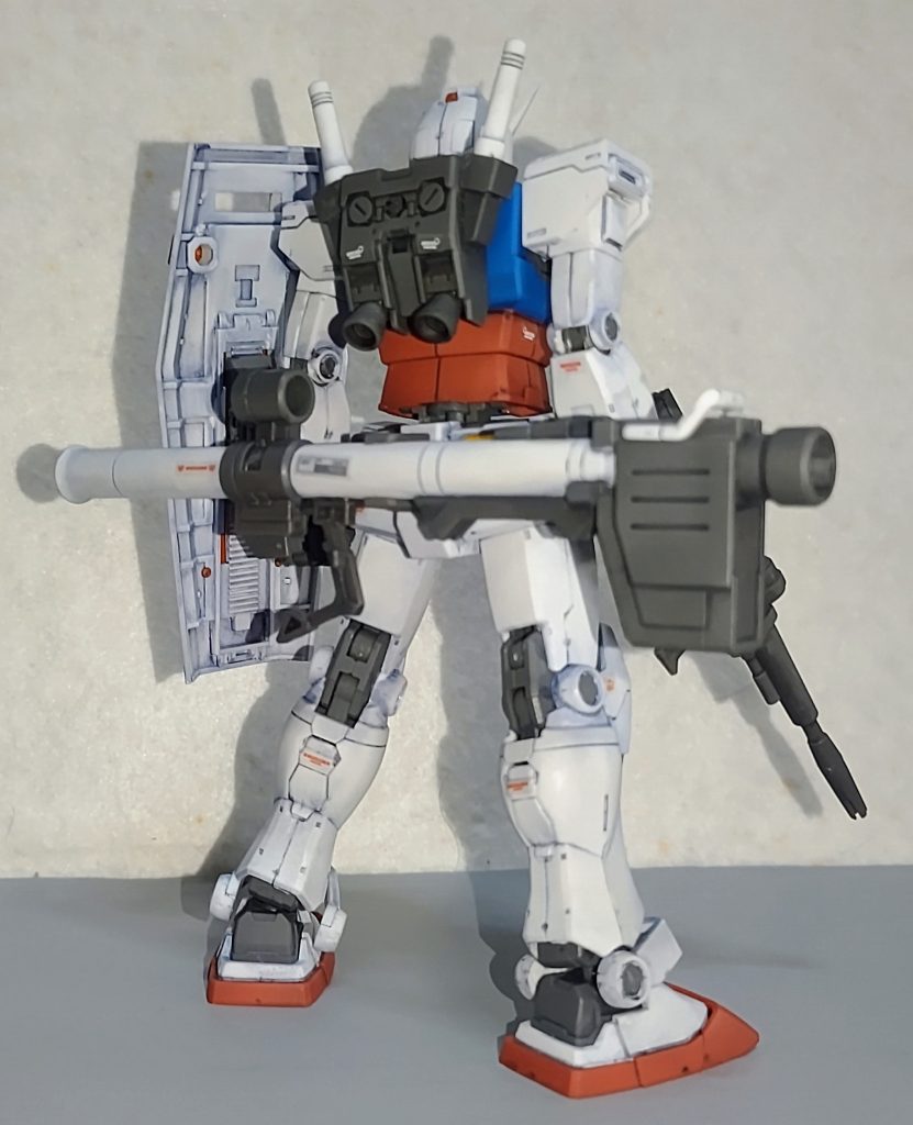 基本的には成型色を活かしたお手軽仕上げで、肘、膝、足首の丸モールド内部を部分塗装。スミ入れ後に一度つや消しトップコートを吹いてガンダムリアルタッチマーカーで陰影付けをしてからキット付属のテトロンシールを少し控えめに貼り、再度つや消しトップコートを吹いて完成としました。リアルタッチマーカーでの陰影付けの際、もう少し色の濃淡のメリハリをつけた表現が出来れば良かったかな…というのが今回の反省点だと思ってます。