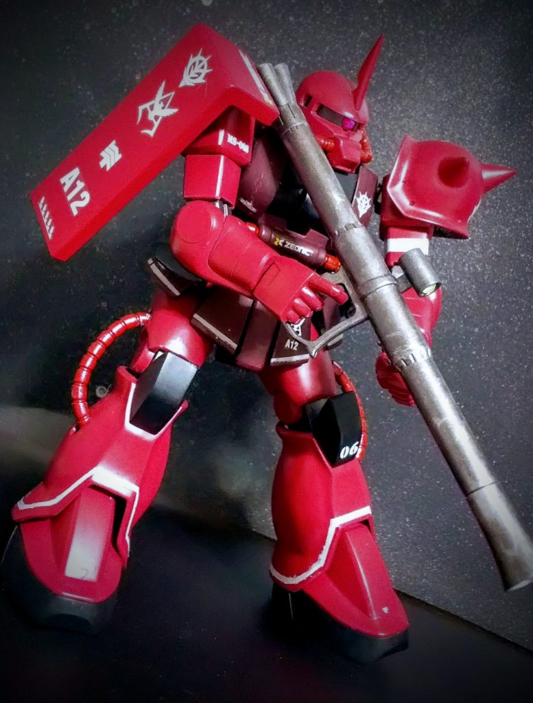 全体的に丸みの多い機体で、HGの初期のキットだけあって合わせ目消しが大変でした。スジ彫りなしで、デカールとラインの塗装で情報量を補いました。