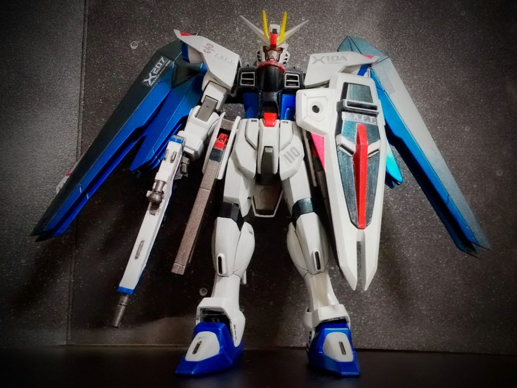 古い方のHGフリーダムです。ウィング（？）の長さが微妙だったのでプラ板で約5mm延長してみました。