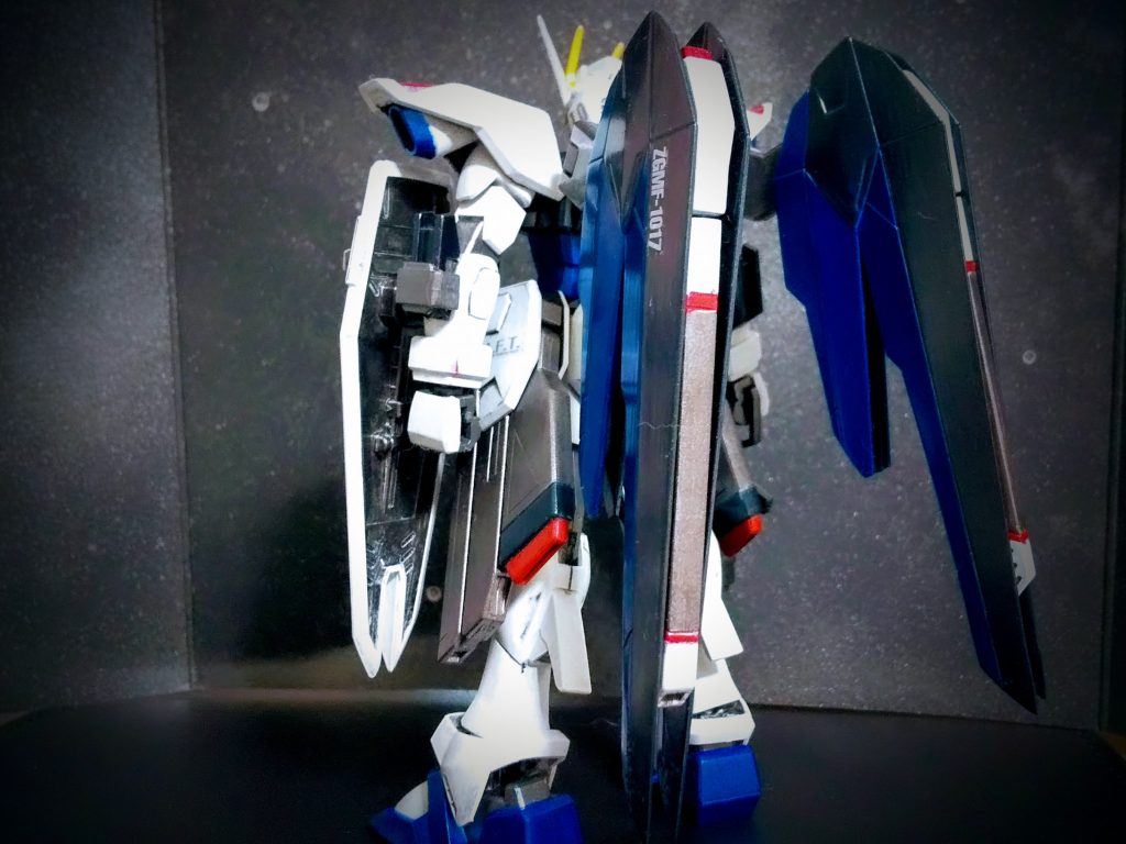 このキットはハイマットモードのままではフルバーストモードにできないので、ウィング内の武装に手を加えて回転ギミックを可能にしました。↓