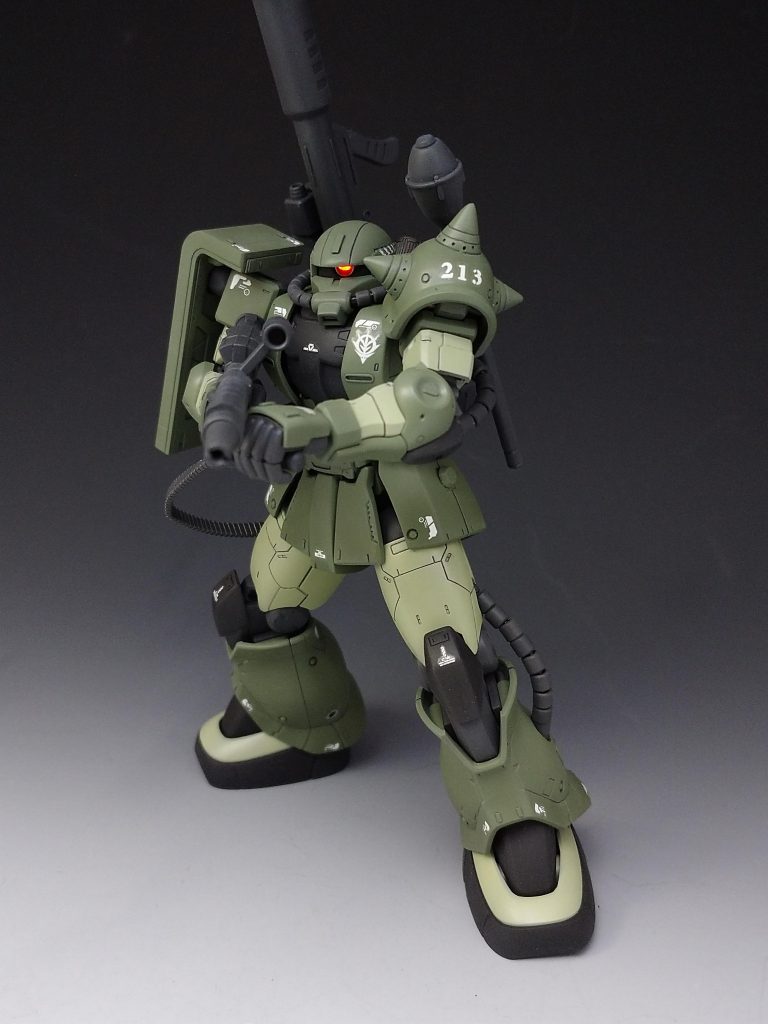 ザクマシンガンのストックは好みでないので別のものに変更しました。また背中の武装も他から流用しています。