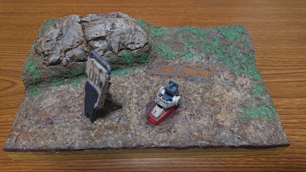 ジオラマ製作途中(木を植える前の状態)岩は石膏を既製品の型に流し込んで作りました。地面は情景テクスチャーペイントを塗布しています。