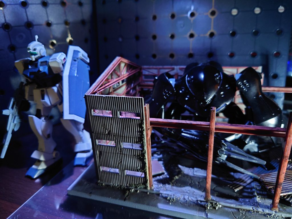 ≪ビッー!≫ 振動センサーの警報が響く。咄嗟に対応するが、ジムのパイロットがモニター越しに見たのは、黒い悪魔の様なシルエットだった…