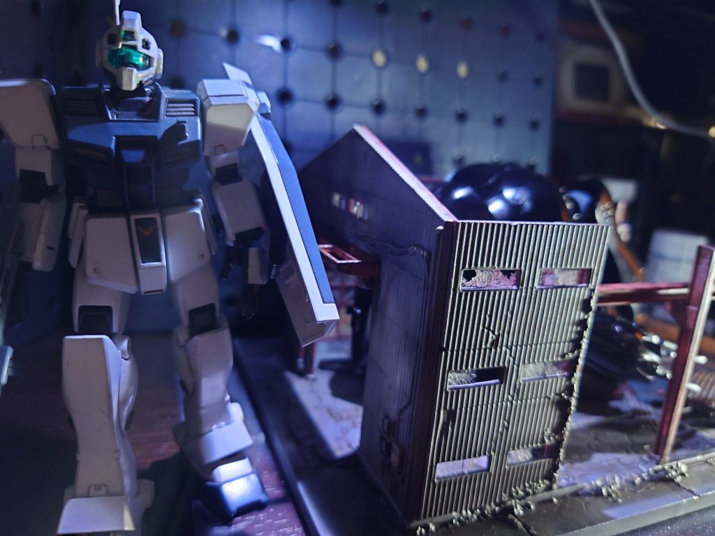 日常となった哨戒任務で、警戒もゆるんでいた。索敵はオート、操縦もセミオートでイヤホンからは音楽が流れている状況だ。