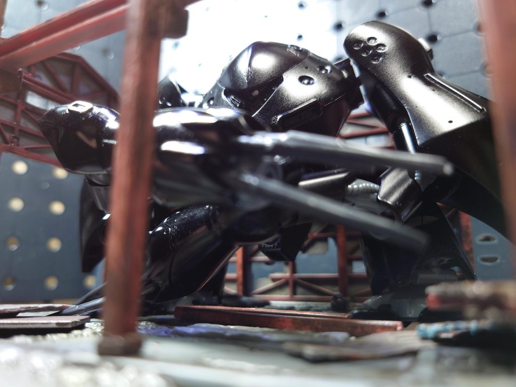 ショルダーアーマーを閉じて最大限腰を落とし上体を逸らすと、まるで黒いカニです。